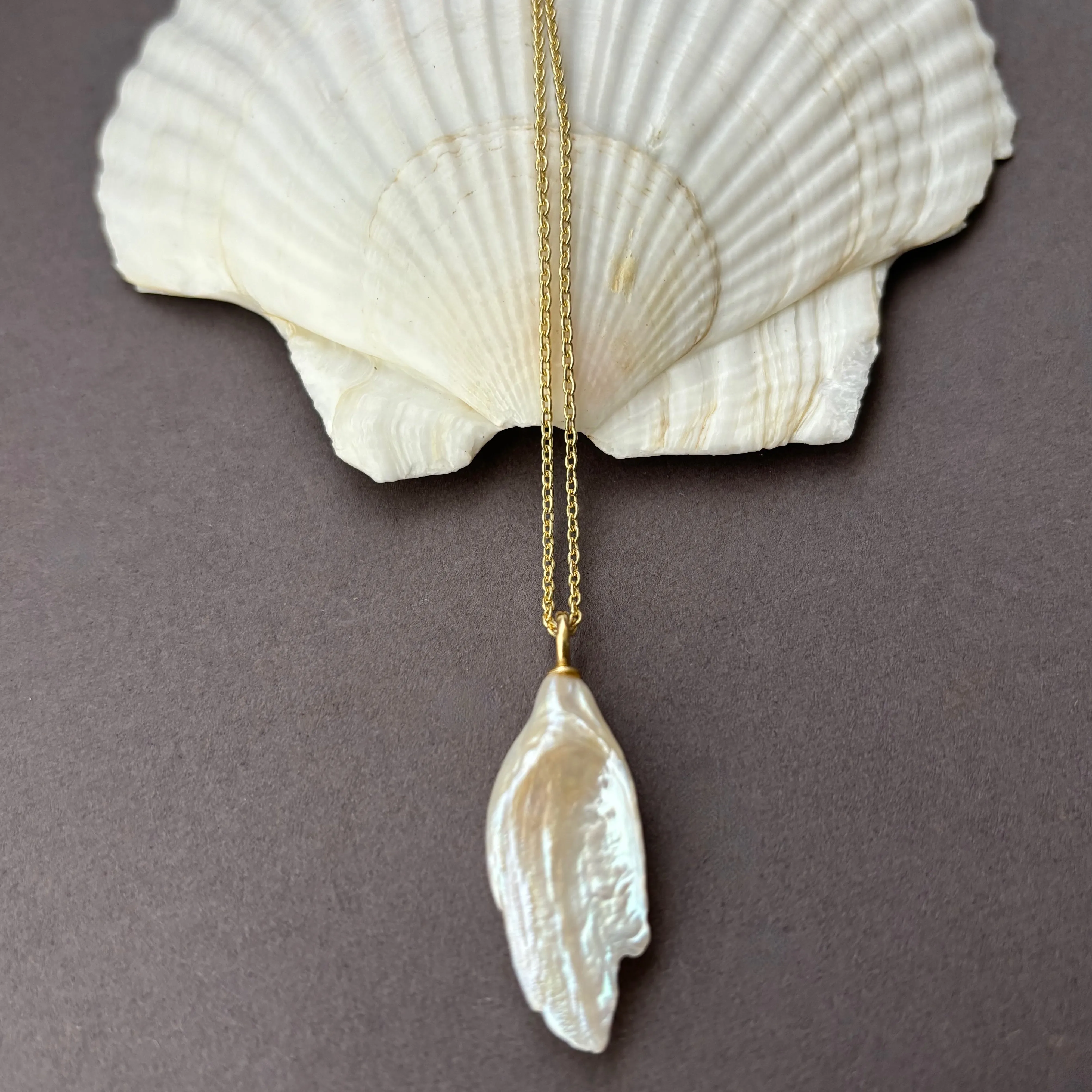 BIG WHITE FEATHER PEARL PENDANT