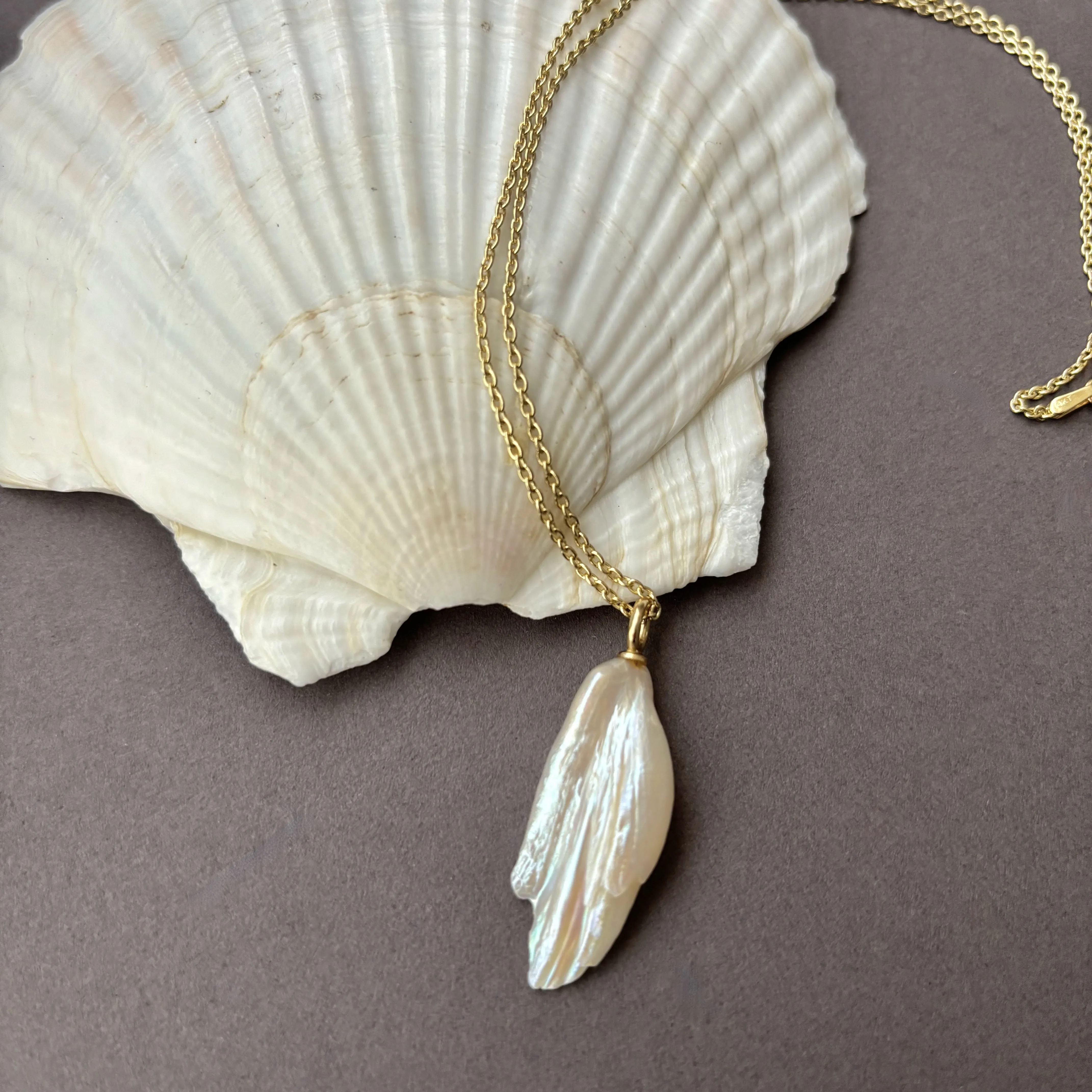 BIG WHITE FEATHER PEARL PENDANT