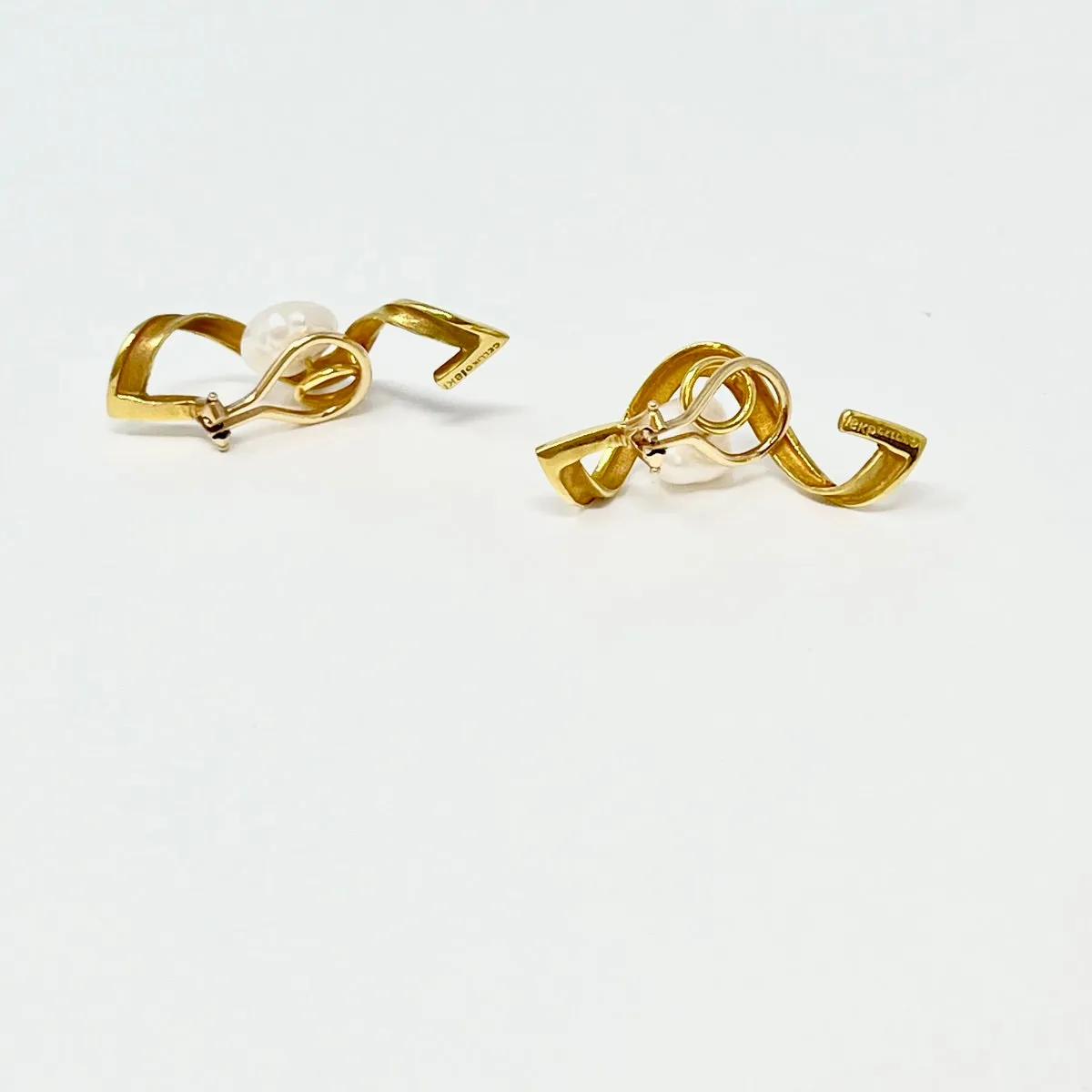 Cellino 18K Gold Earclips with Biwa Pearl