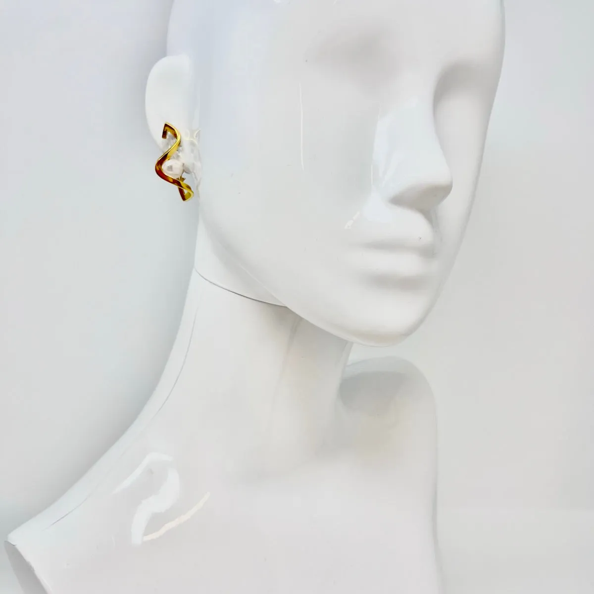 Cellino 18K Gold Earclips with Biwa Pearl