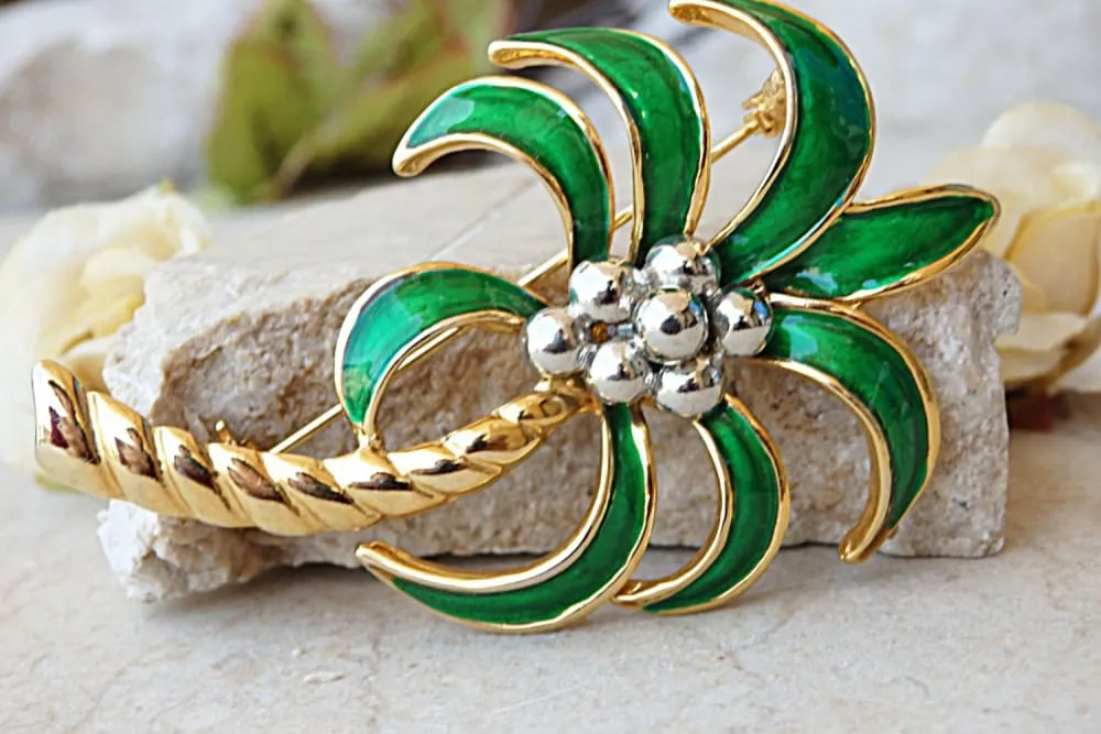 Green gold brooch