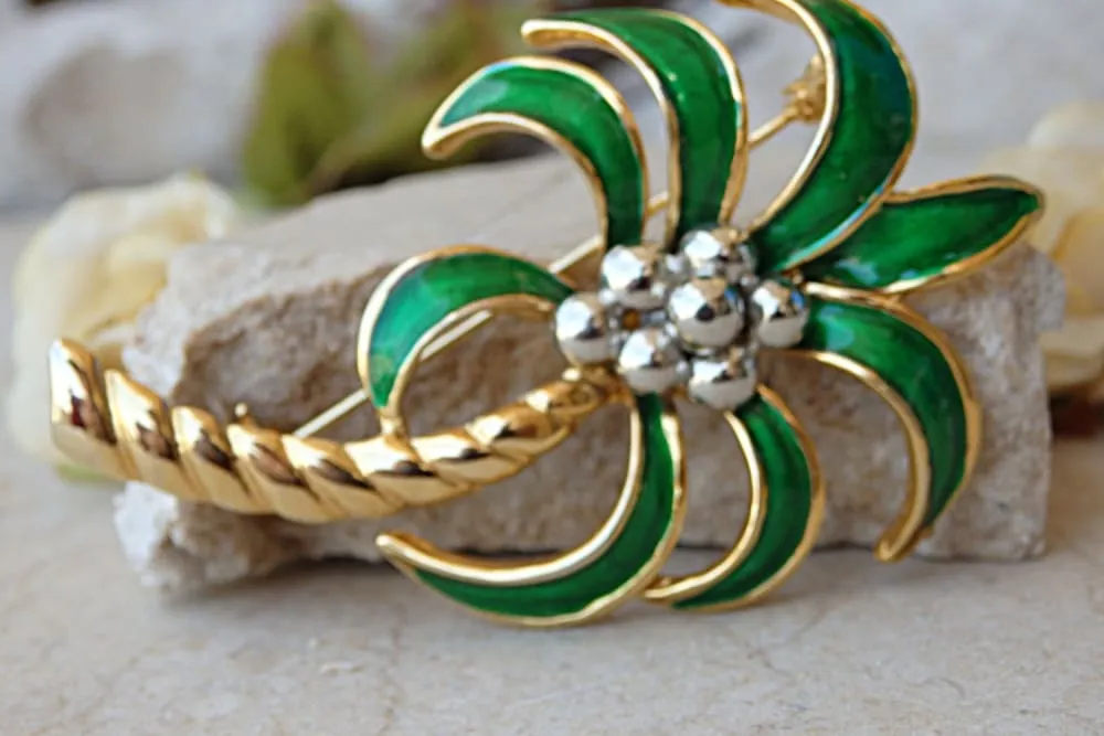 Green gold brooch