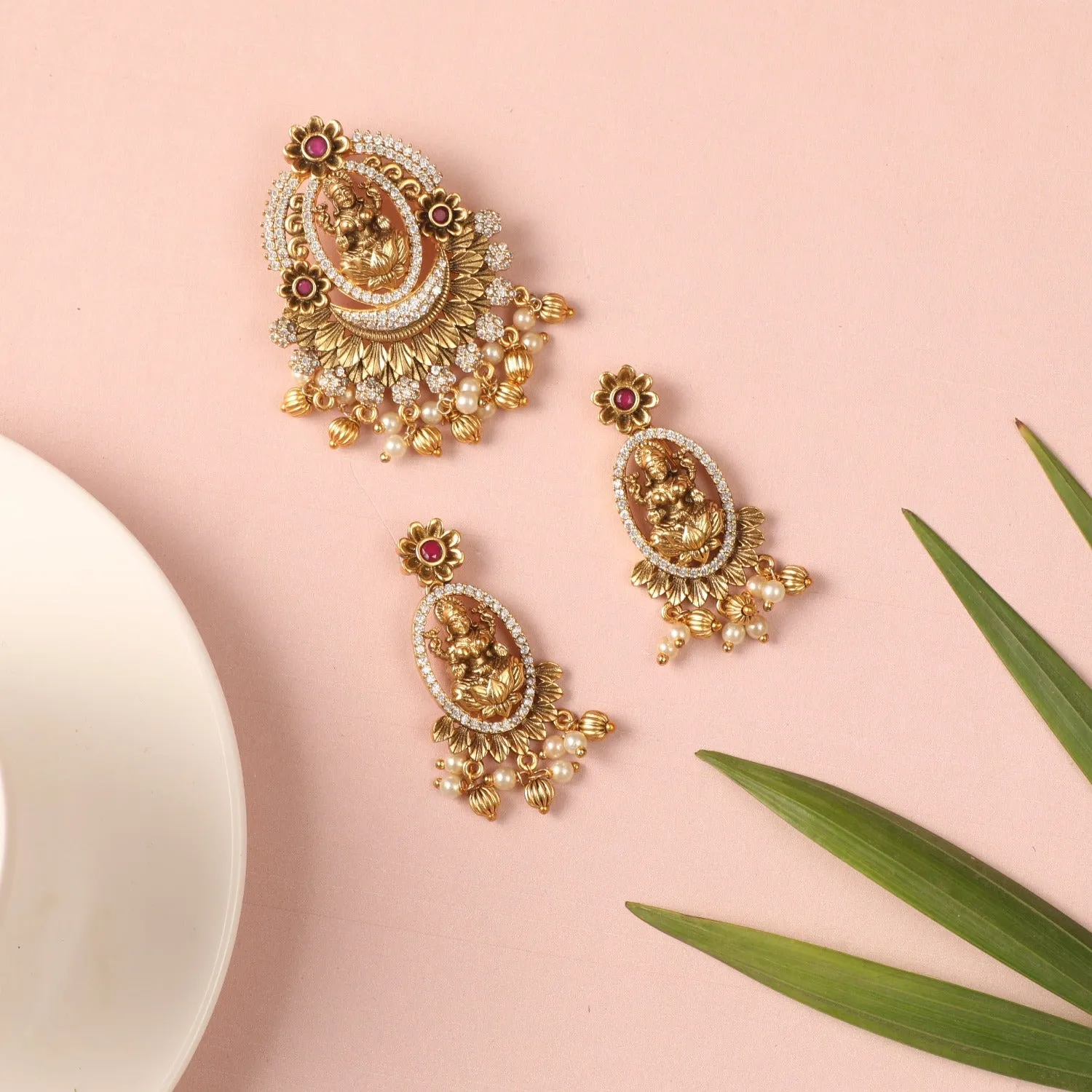 Kaveri Antique Pendant Set