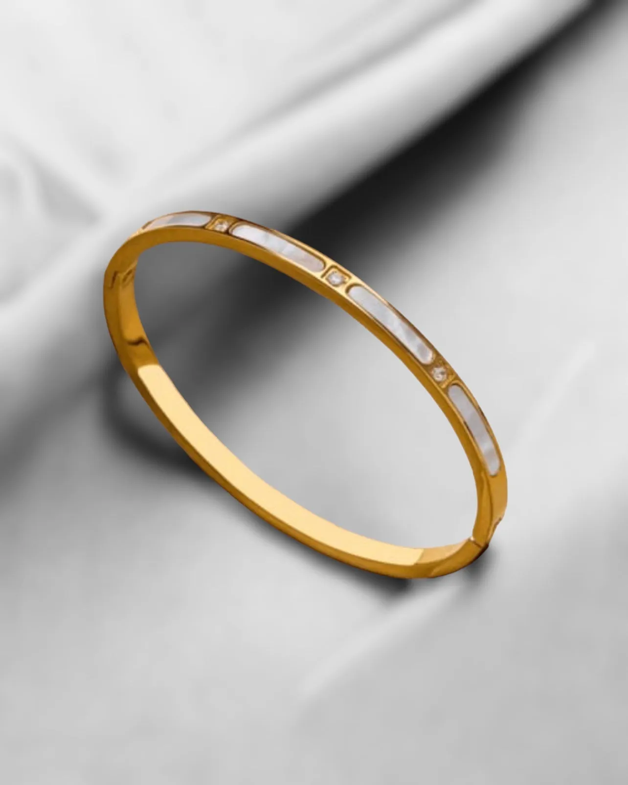 Maria Gold Bangle With Mother Of Pearl