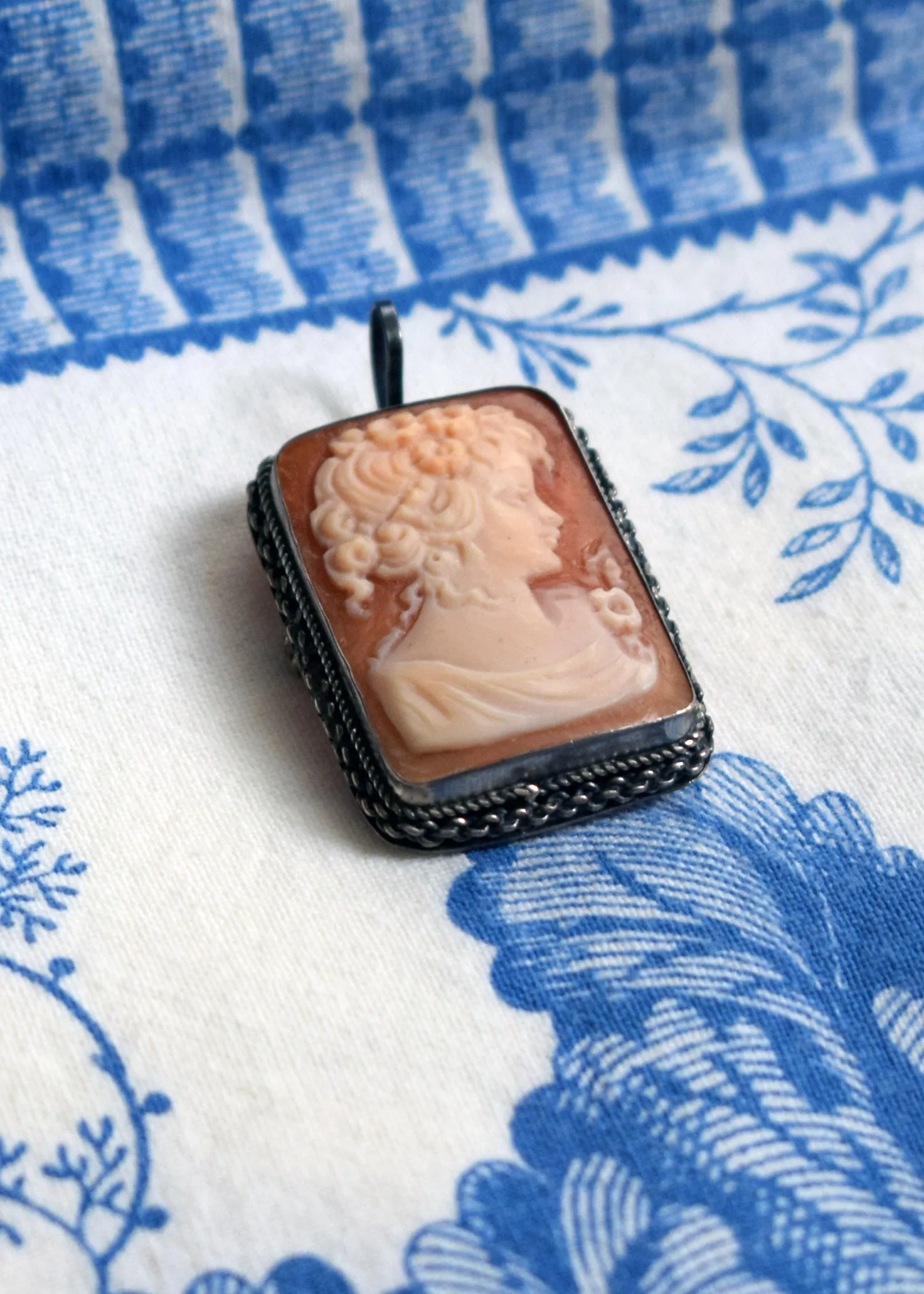 Square Cameo