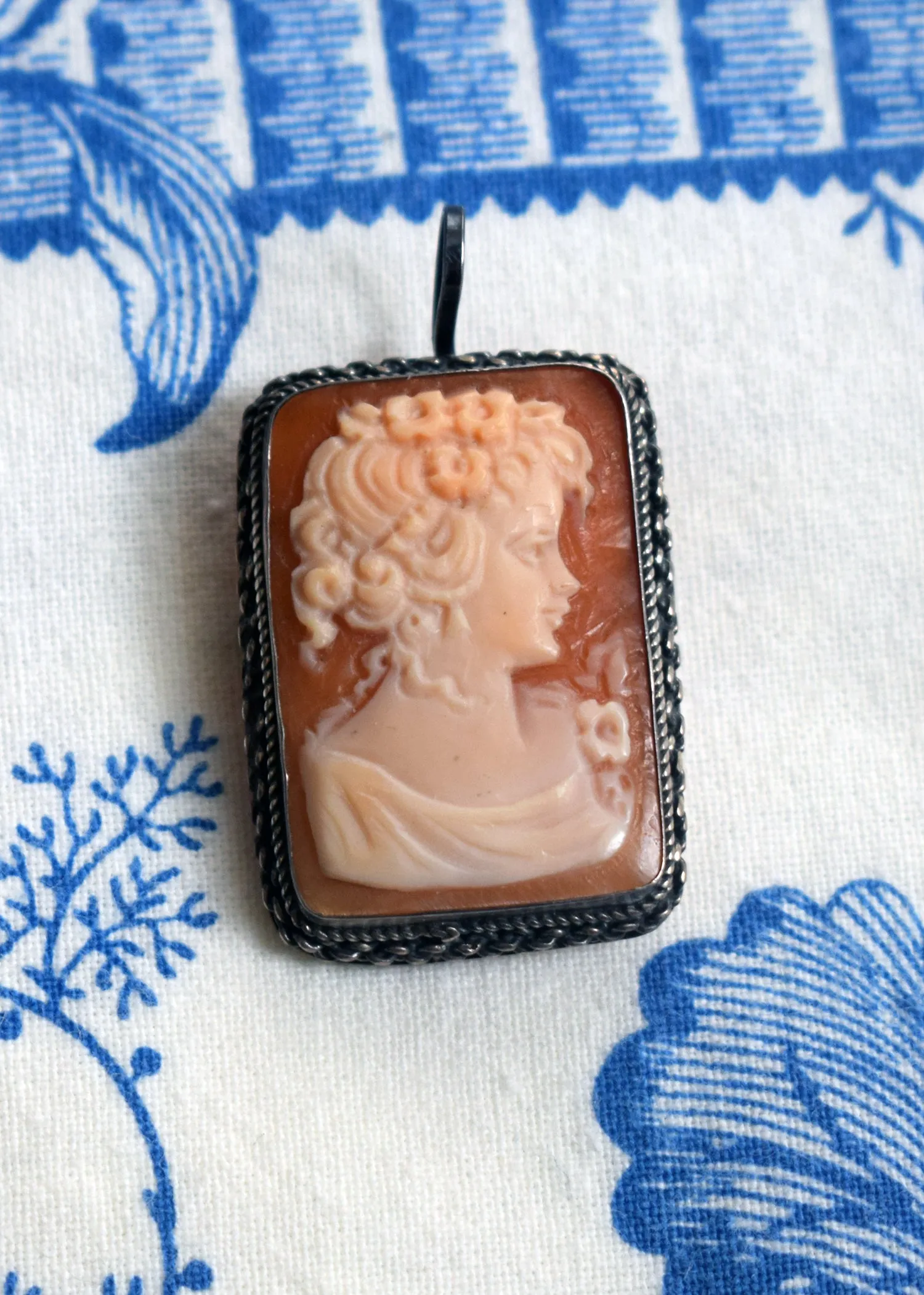 Square Cameo